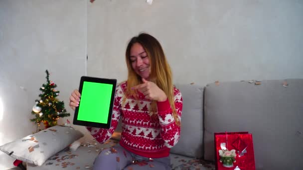 Junge Mädchen Porträt Lächeln zeigen Punkt grünen Bildschirm Tablette Weihnachtsbaum Bokeh Heiligabend Lichter Neujahr Konfetti zu Hause — Stockvideo