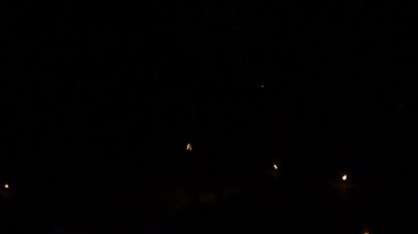Yangın gösteri sanatçısı eylem gece zaman içinde karanlık performans sunusu yangında nefes al. Yanan yollar, şaşırtıcı