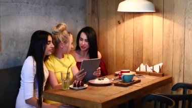 Üç güzel kadın gülümseme Cafe kullanım Tablet