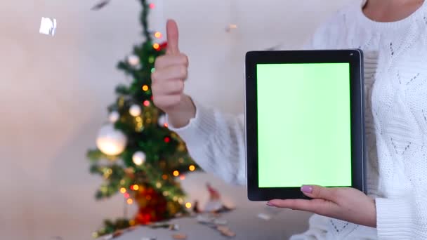 Tela Verde Jovem Usa Mão Segure Tablet e Ponto Como no Bokeh Xmas Eva Luzes Ano Novo Árvore Confetti Natal — Vídeo de Stock