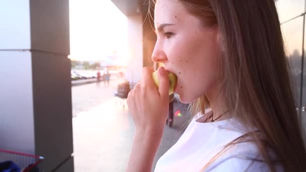 Vrouwelijke eet Apple Sunshine — Stockvideo