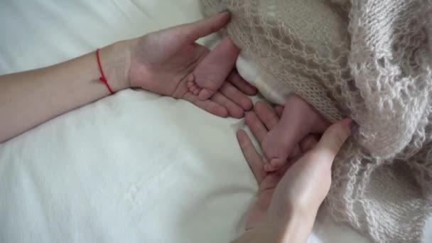 Jambes d'enfant et mains de mère tiennent — Video