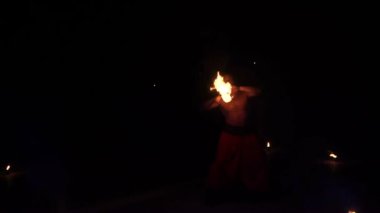 Yangın gösteri sanatçısı eylem gece zaman içinde karanlık performans sunusu yangında nefes al. Yanan yollar, şaşırtıcı