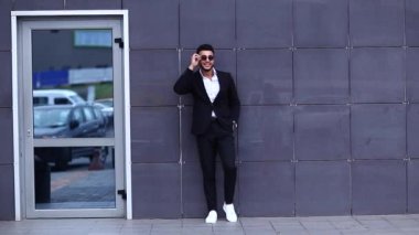 Arap adam iş merkezi portre standları