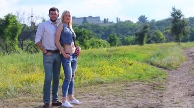 Güzel çift ayakta sokakta