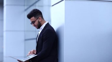 Cool adam Arapça adam dizüstü bilgisayar İşletme Merkezi'nde kullanır.