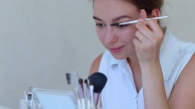 Kızlar el beyaz makyaj odasında makyaj için fırça