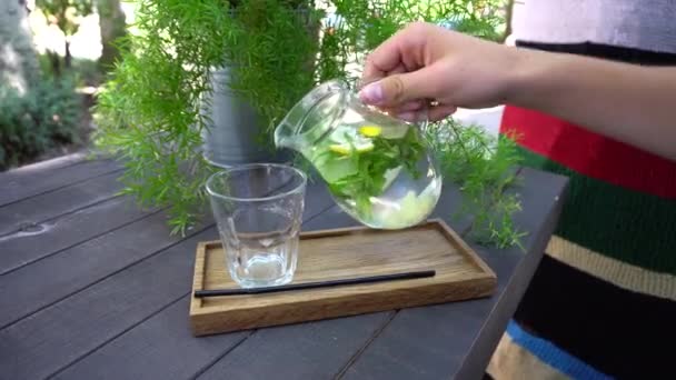 Agua refrescante para beber — Vídeo de stock