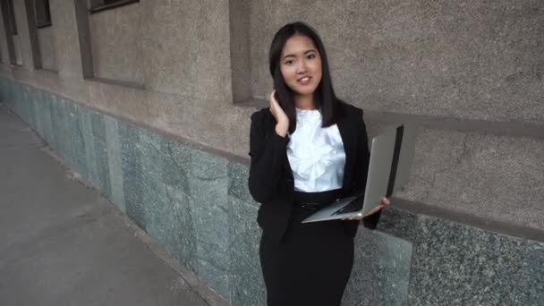 Joven hermosa mujer de negocios mujer mujer retrato Hold Laptop documentos en segundo plano edificio de oficinas al aire libre — Vídeos de Stock