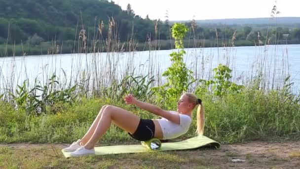 Een schot van een atleet doet sit-ups buiten — Stockvideo