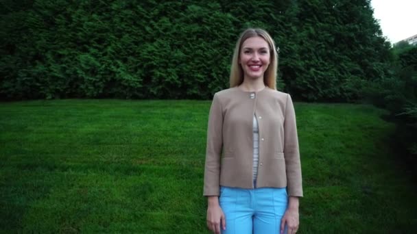 Junge schöne blonde Frau zeigt Daumen nach oben wie ein leerer Raum — Stockvideo