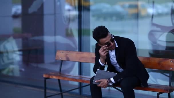 Man in Suit Arabic Puts on Sunglasses With Tablet Near Business — Stock Video