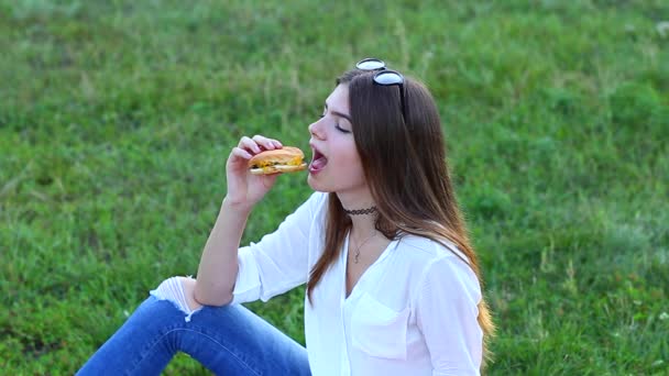 Fiatal gyönyörű lány megmutatja érzelmek öröm, öröm boldogság — Stock videók