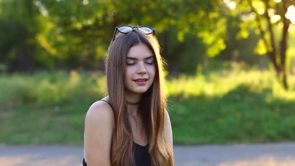 Joven europea rubia chica hermosa hembra retrato en el sol — Vídeo de stock