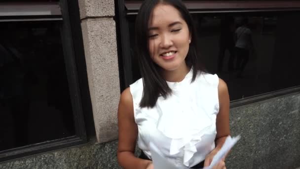 Mladé krásné obchodních Žena Žena dívka portrét pohled na dokumenty stojí na pozadí kancelářská budova venkovní — Stock video