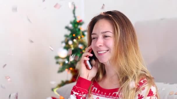 Young Girl Portrait Smile to Camera, Talks on Phone Christmas Tree Bokeh Xmas Eve Lights New Year Confetti — Αρχείο Βίντεο