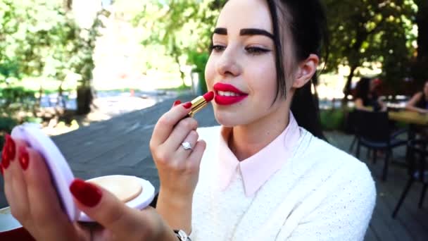 Румяные губы и помада женщины — стоковое видео
