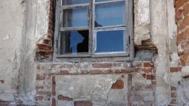 Eski Kirli Duvar / Pencere / Hasarlı Bina Eski Kirli Kırık Cam Pencere