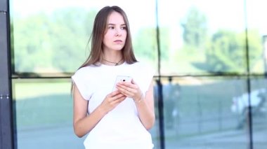 İş kadın kadın işleri iş merkezi yakınlarındaki telefonda konuşuyor