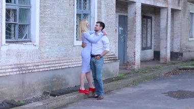 Güzel çift ayakta sokakta