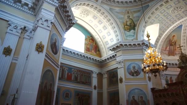 Dipinti ortodossi e icone nel tempio, Casa religiosa, Sulture — Video Stock