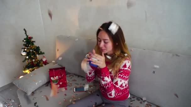 Muchacha joven retrato sonrisa a la cámara, mira beber té café árbol de Navidad Bokeh Navidad luces año nuevo Confetti — Vídeo de stock