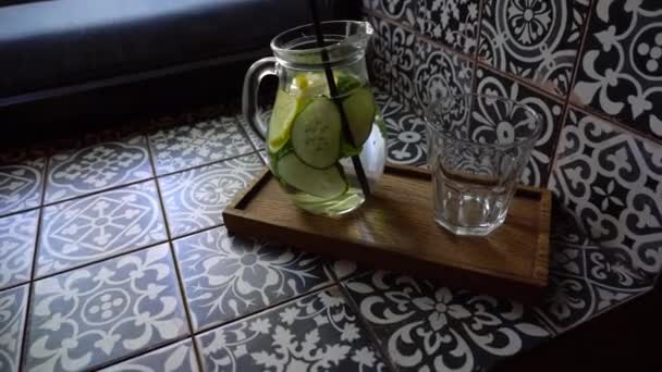 Verfrissend drankje water komkommer — Stockvideo