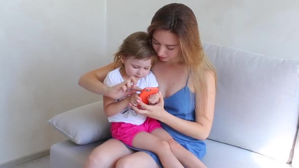 Mor dotter spela använda telefon och familjen koncept kramar — Stockvideo