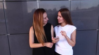 İki Öğrenci Kız Arkadaşlar Laught Telefon bak