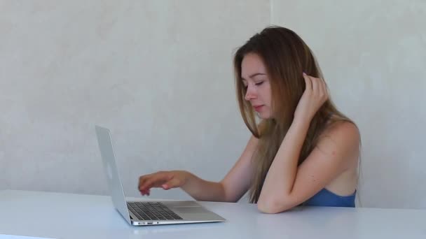 Chica joven femenina con ordenador portátil — Vídeos de Stock