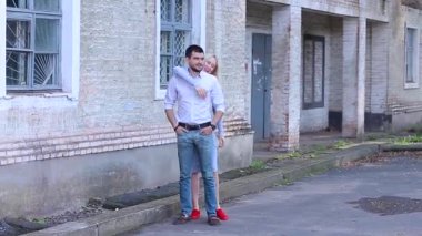 Güzel çift ayakta sokakta