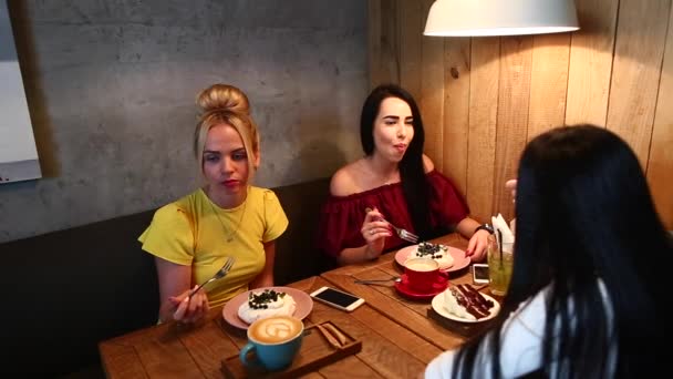 Three Beautiful Female Smile in Cafe, Talk, Tell Secrets, Eat, Drink Coffee. — Stock Video