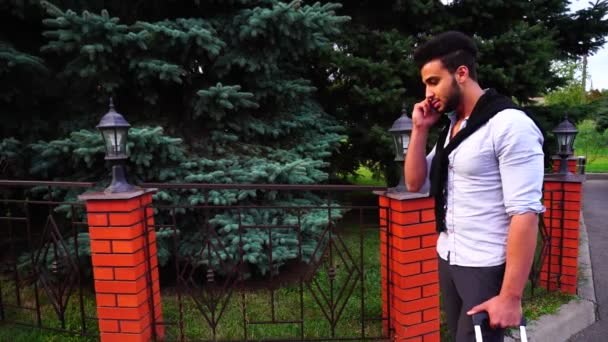 Árabe masculino homem empresário falando telefone, pé perto cerca empreendedor segurando na mão . — Vídeo de Stock