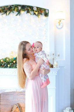 Anne kızı gülen, iletişim ve kamera için poz