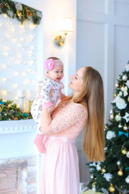 Anne ile kızı gülen, iletişim, birbirine bakarak