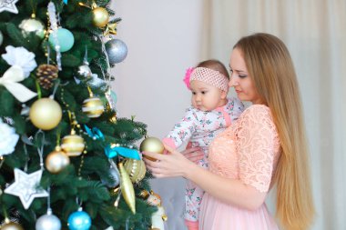 Anne kızı ile iletişim kurmak ve topları beyaz Aralık içinde dikkate