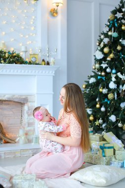 Annesi gülümseyerek ve gülüyor, kamera, poz kızı ile