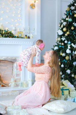 Annesi gülümseyerek ve gülüyor, kamera, poz kızı ile