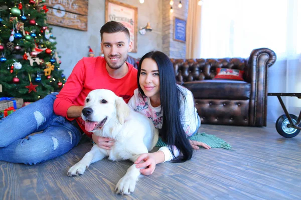 Cara com menina posando e sorrindo para a câmera, ao lado do cão em New Ye — Fotografia de Stock