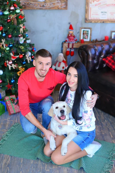 Lovely cara e menina sorrir para a câmera ao lado do cão em celebribra brilhante — Fotografia de Stock