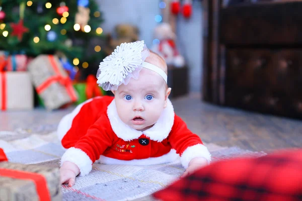 Baby-Mädchen liegt auf Plaid und blickt in die Kamera in Neujahr stu — Stockfoto