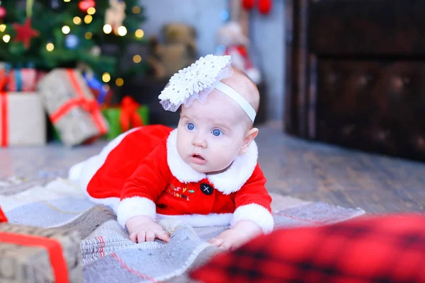 格子縞横になっていると、新しい年ストゥディで側にいる女の赤ちゃん — ストック写真