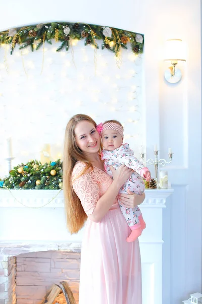 Mãe com filha sorrindo e posando para câmera em deco branco — Fotografia de Stock