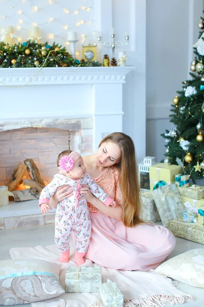 Mãe com a filha sorrindo e rindo, posando para a câmera em — Fotografia de Stock