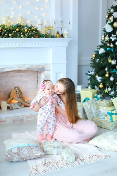 Mãe com a filha sorrindo e rindo, posando para a câmera em — Fotografia de Stock