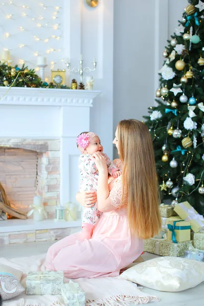 Mãe com a filha sorrindo e rindo, posando para a câmera em — Fotografia de Stock