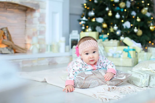 Lite baby spädbarn liggande på kudde, tittar och ler mot camer — Stockfoto