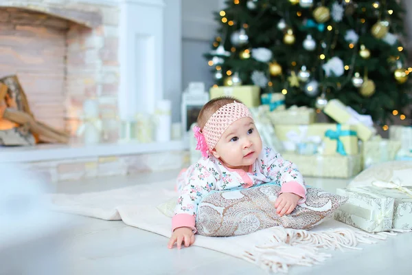 Pequeno bebê deitado no travesseiro, olhando e sorrindo para camer — Fotografia de Stock