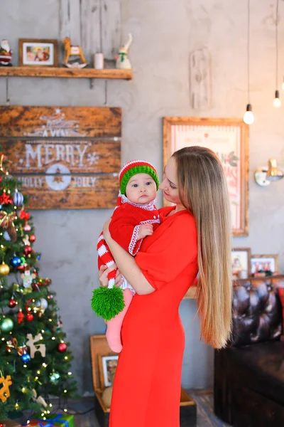 Mãe e filha se comunicam, sorriem um para o outro posando — Fotografia de Stock