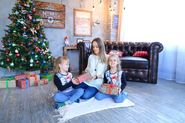 Preciosa hermana niñas intercambian regalos, sonriendo y posando en la cámara — Foto de Stock